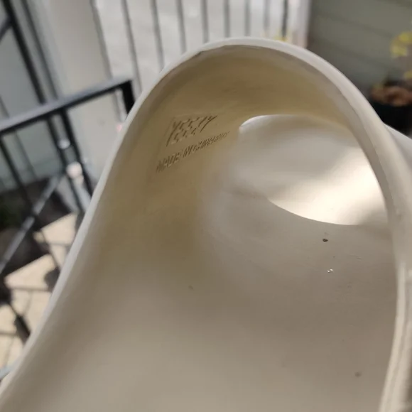 Yeezy Cream Slide Sandals - Picture 5 of 5